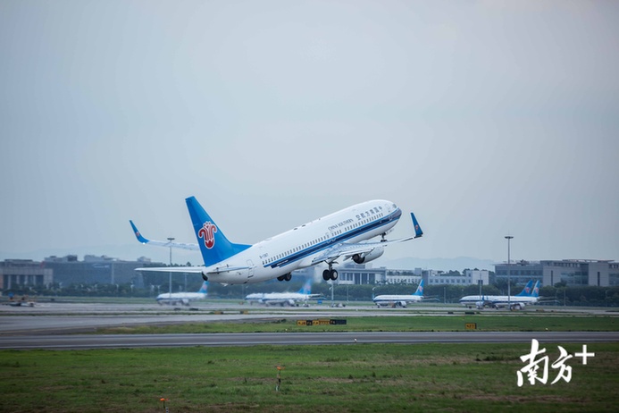 广州花都区白云机场,客机正准备起飞