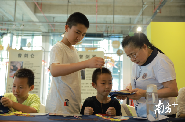 非遗传承人曾剑仑在手作坊内手把手教学“广绣”技法。顺德欢乐海岸PULS供图 非遗传承人曾剑仑在手作坊内手把手教学“广绣”技法。顺德欢乐海岸PULS供图