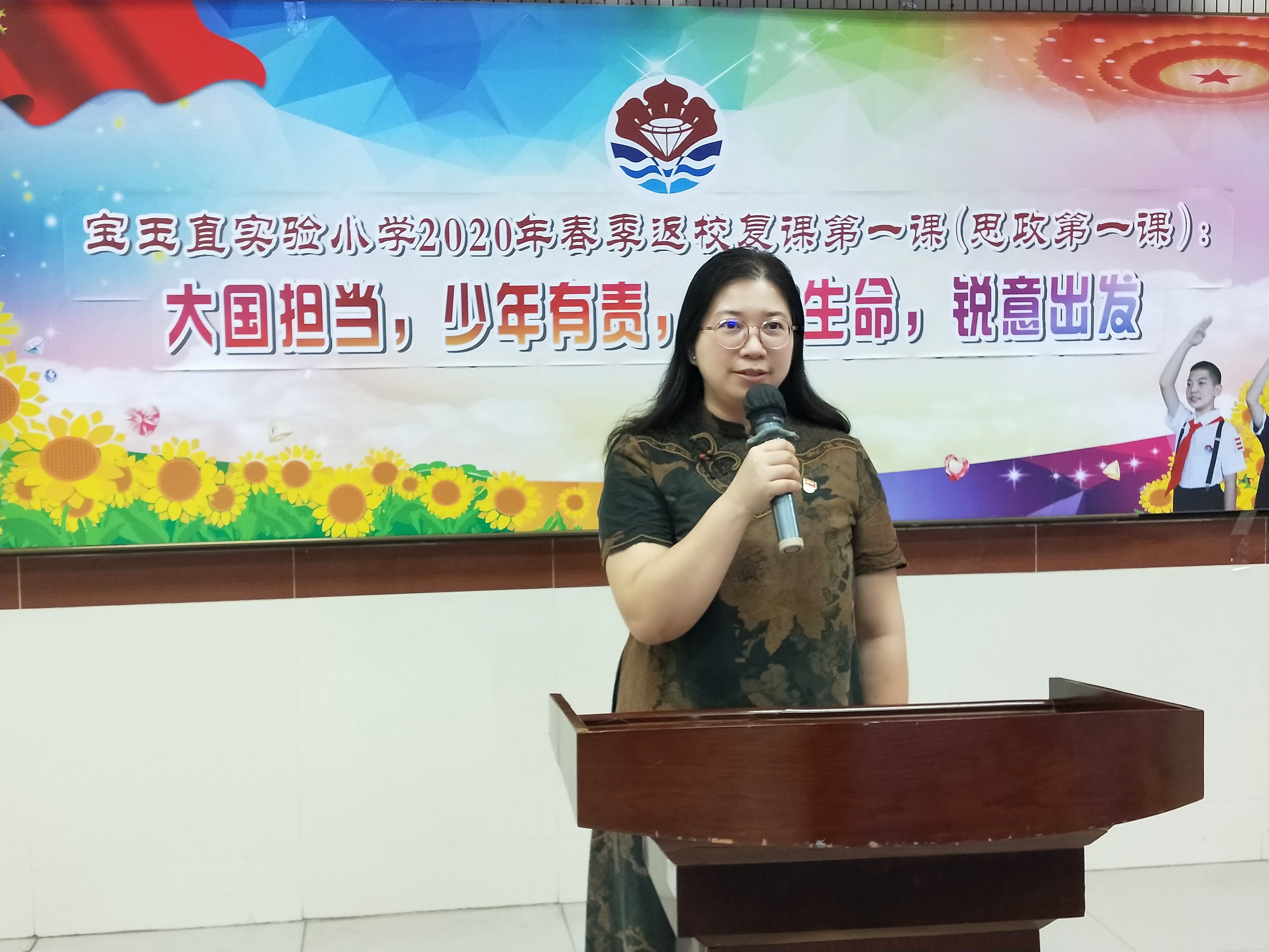 广州市海珠区宝玉直实验小学校长赖海虹为学生上复学第一课。