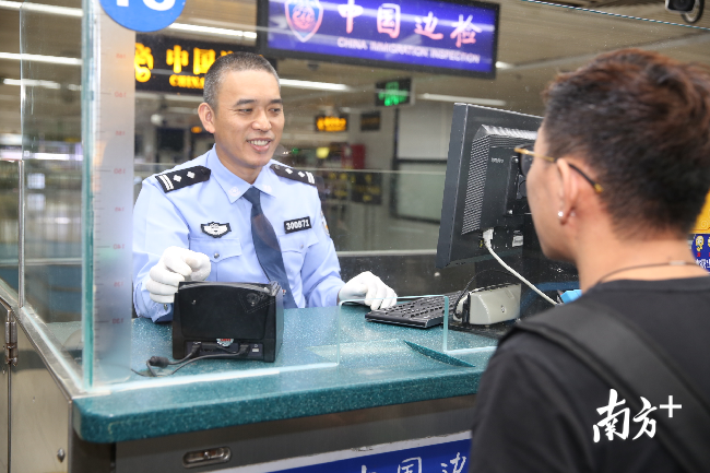 罗湖边检民警验放旅客。