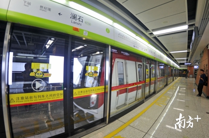 今年底新列车到位后，广佛地铁高峰时段发车间隔缩短到2分30秒。南方日报记者 戴嘉信 摄