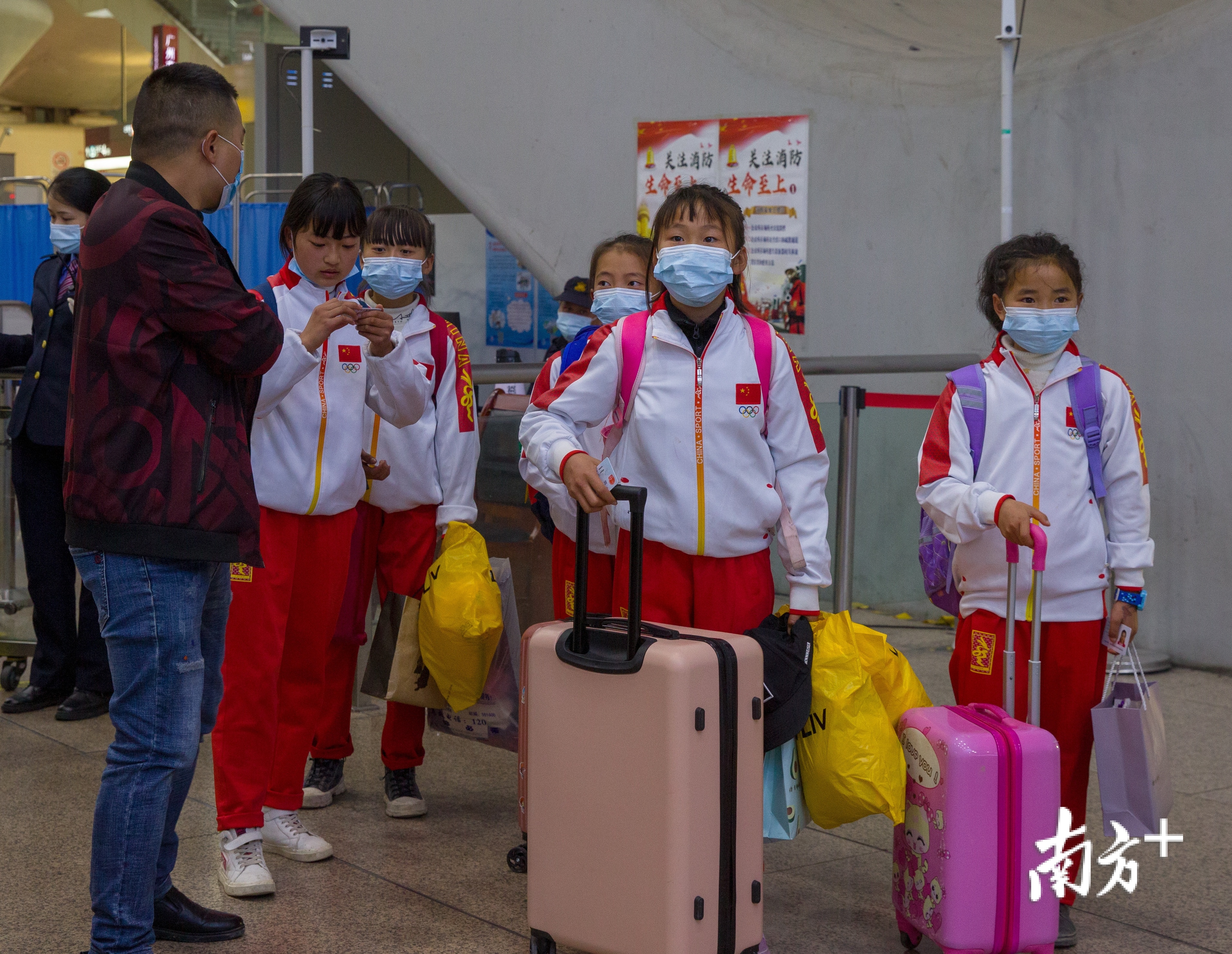 去年12月1日，五位女生抵达广州，开启了专业足球训练的逐梦之旅。