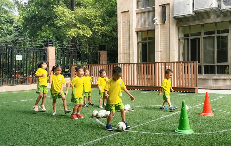 广州市天河区金穗幼儿园幼儿在玩游戏。 金穗幼儿园供图