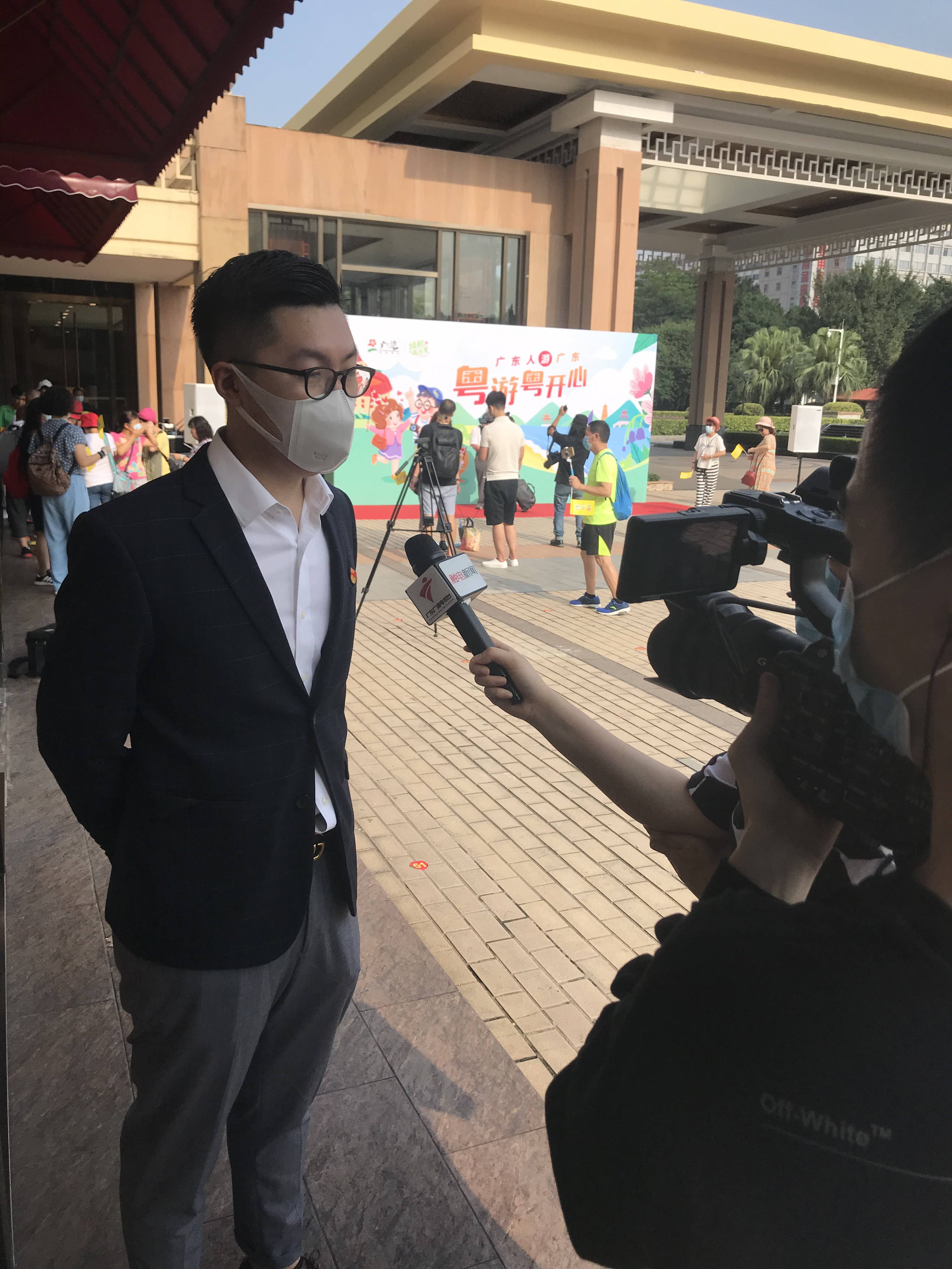 组团社广之旅有关人员接受媒体采访。