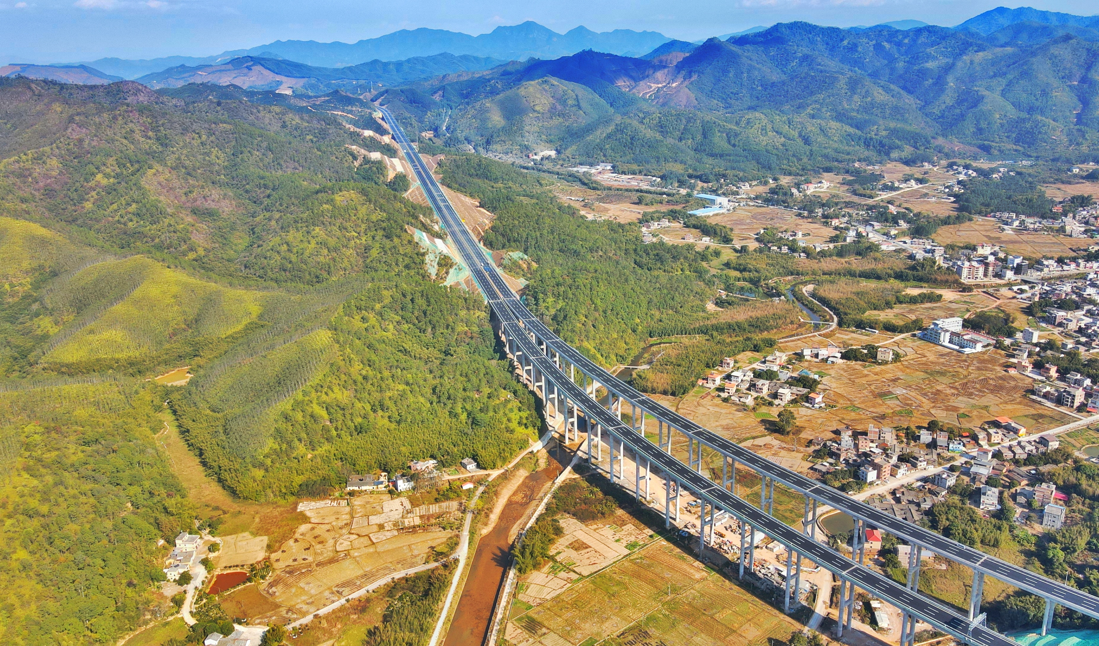 广东在全国省（市、区）中率先实现高速公路通车总里程突破1万公里。