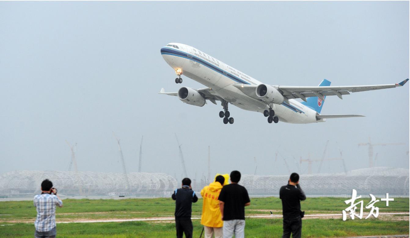 图为深圳机场一架南航飞机在跑道上起飞.