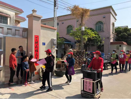 朝扬健身队的宣传员们正在走街串巷播放防疫知识。 朝扬健身队的宣传员们正在走街串巷播放防疫知识。