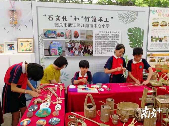韶关市武江区江湾镇中心小学学生展示劳动教育成果。