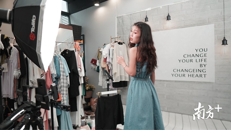 在五号服装小镇,主播"红姐"正在直播中.