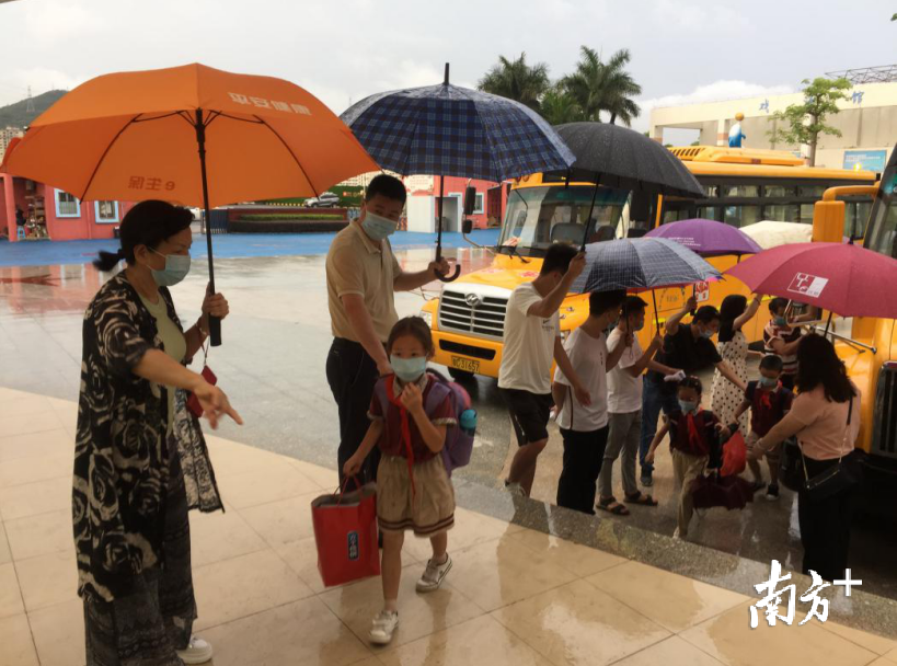 高栏港区金洲小学老师们用雨伞临时搭起一道“风雨连廊”
