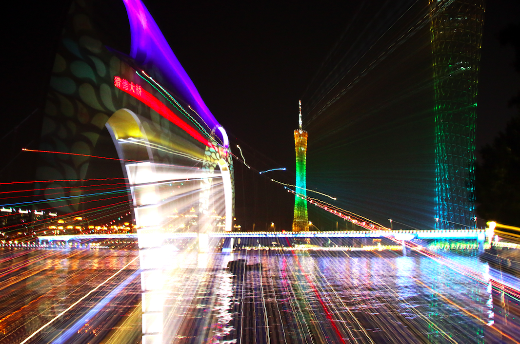 新技术助力分众市场加速成长。图为灯效装饰下的广州塔与猎德大桥相映生辉。南方日报记者 马华 摄