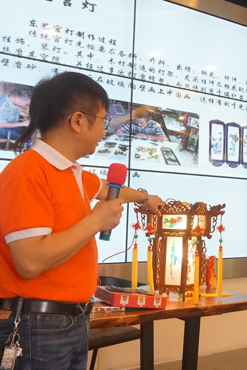 非遗传承人李仰东现场讲述东艺宫灯的制作技艺。江门市博物馆供图