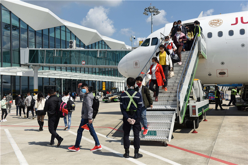 伯恩光学（惠州）有限公司的149名员工乘坐包机从贵州返回惠州。