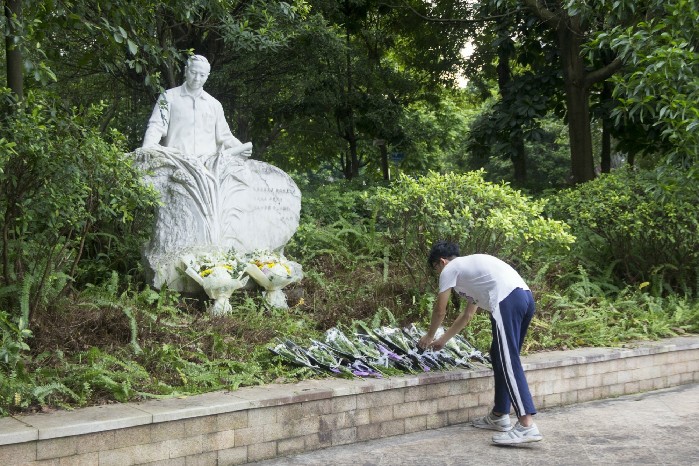 华农学生自发到卢永根雕像前敬献鲜花。