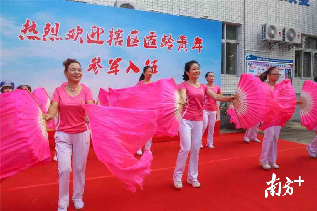 辖区居民表演节目欢迎适龄青年参军入伍