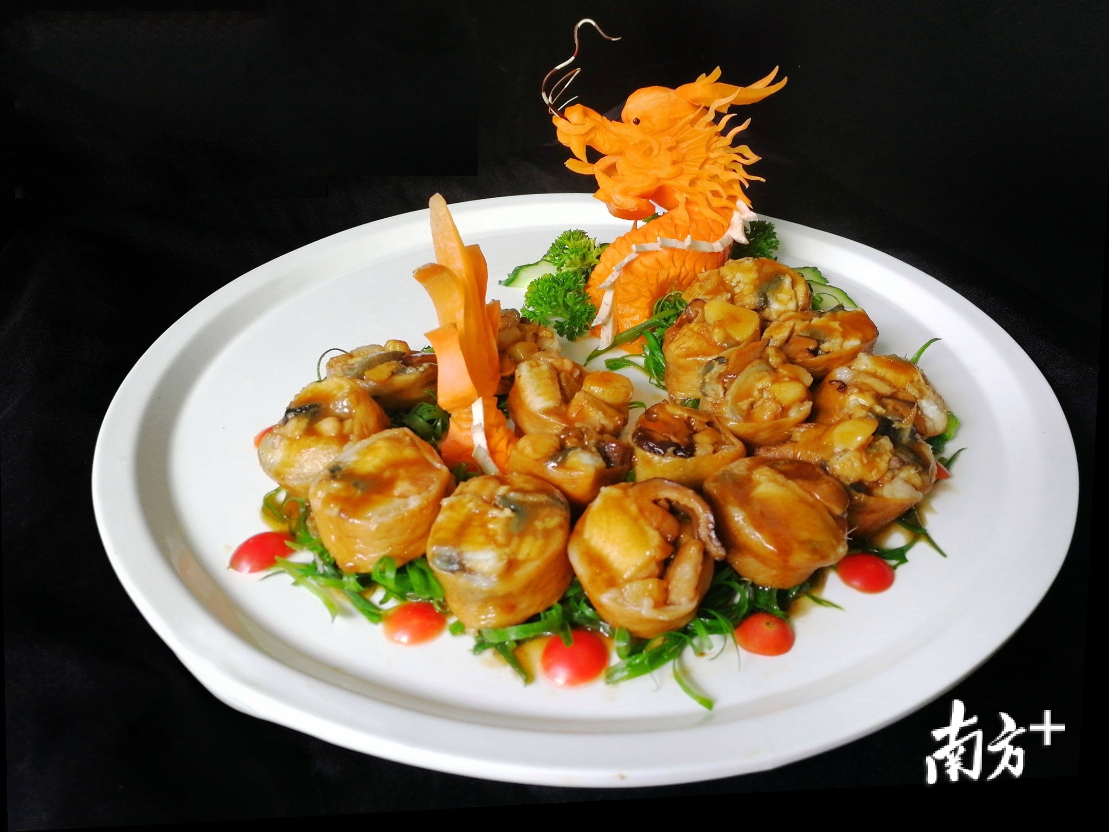 潮州菜传统菜式《龙穿虎肚》。