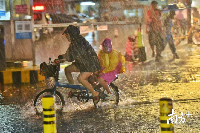 佛山祖庙，倾盆大雨来势凶猛，就算早有准备，戴着雨衣雨伞也难免湿身。南方+记者 戴嘉信 摄
