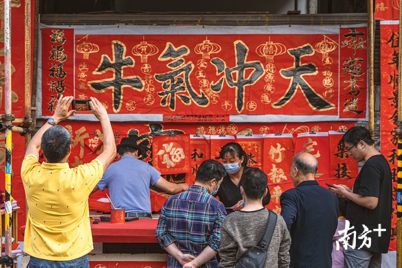 2月6日，临近春节，年味正浓，佛山禅城筷子路手写挥春档，一片红红火火。AdolescentChat 摄