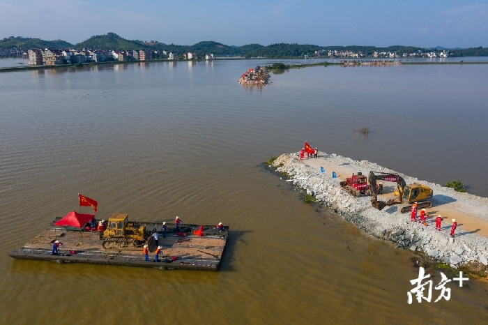 7月14日，鄱阳县昌洲乡中洲圩，抢险队正加紧决口封堵决口。