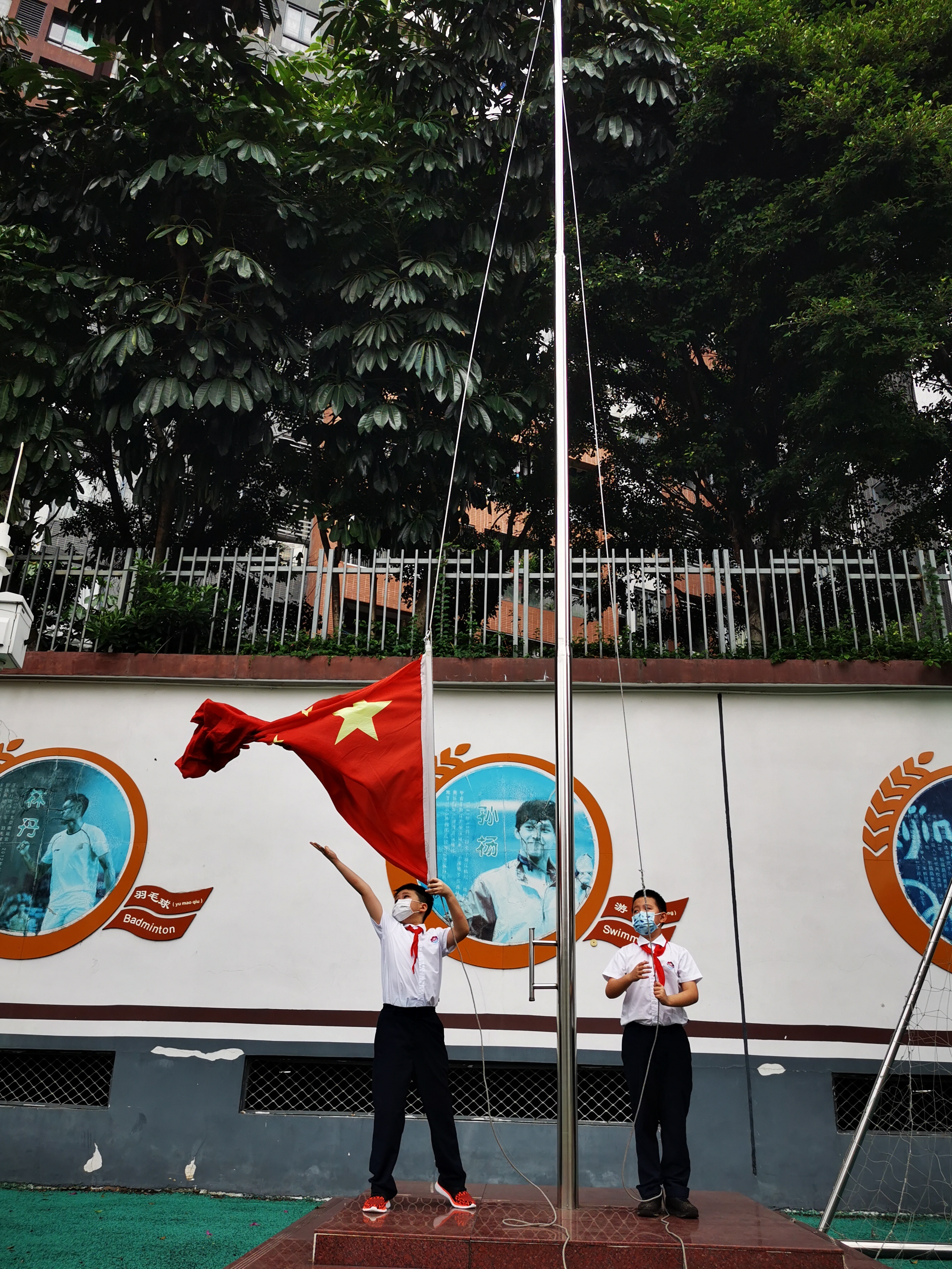广州市海珠区宝玉直实验小学举行三校“云”复学升旗礼。