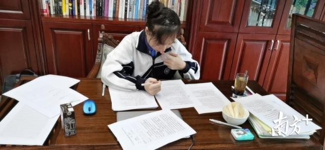 宝安中学(集团)高中部学子在家考试中 宝安中学(集团)高中部学子在家考试中