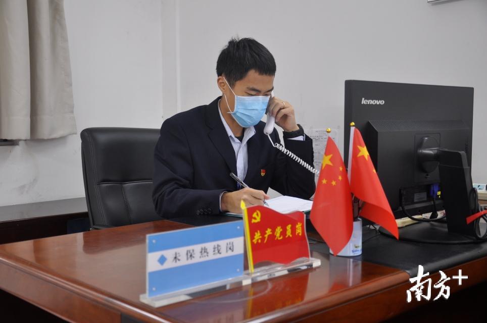 工作人员正接通救助保护服务热线