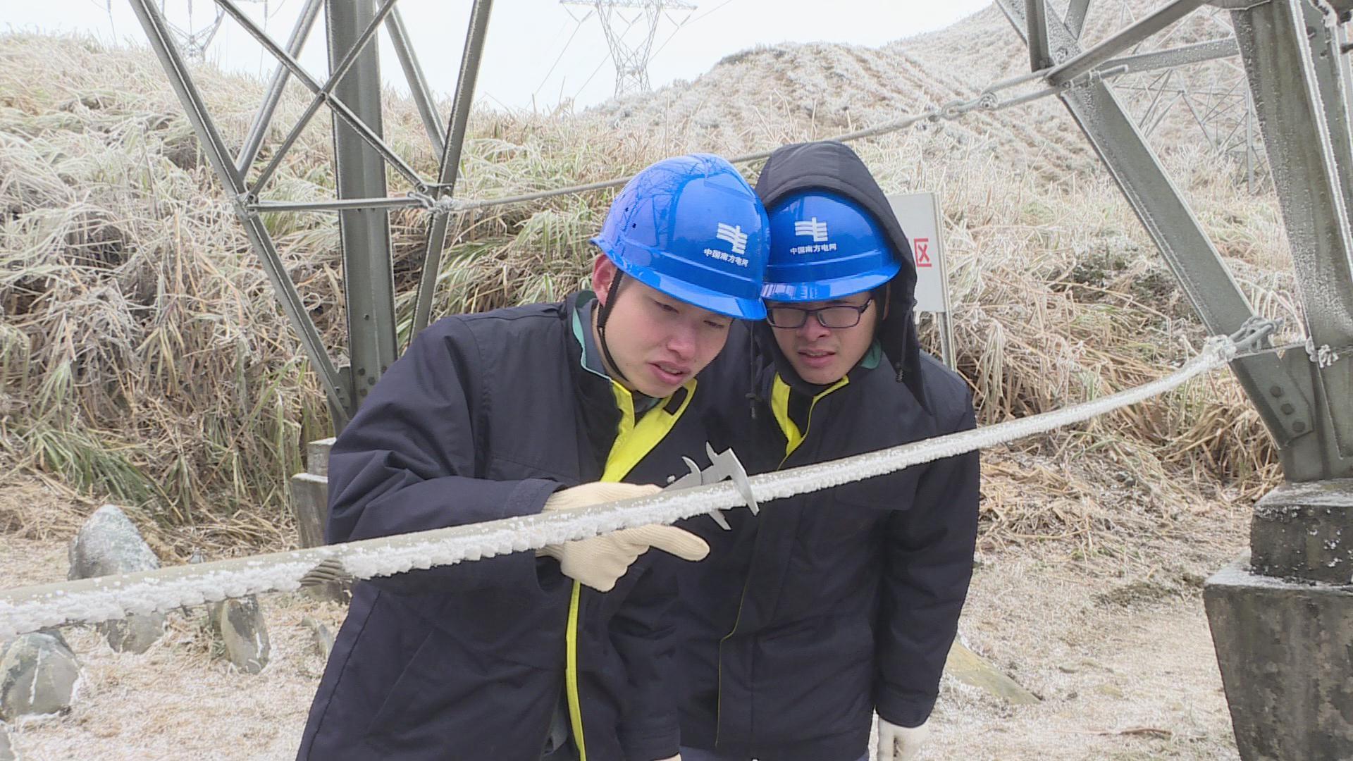南方电网广东韶关供电局输电管理所工作人员正在测量模拟导线覆冰厚度。 潘跃鹏 摄 