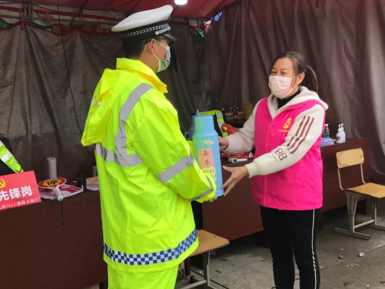 民众镇新平村志愿者们将热姜茶送到一线防疫工作人员手中。 民众镇新平村志愿者们将热姜茶送到一线防疫工作人员手中。