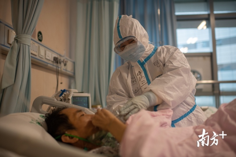 广东医疗队队员、中山三院呼吸与危重症医学科护士吴燕珊在照顾患者