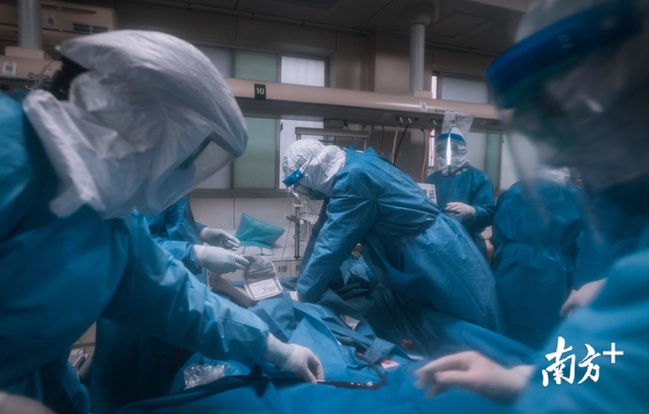 3月3日，荆州市中心医院内，广东医疗队对一名“新冠”患者进行心肺复苏