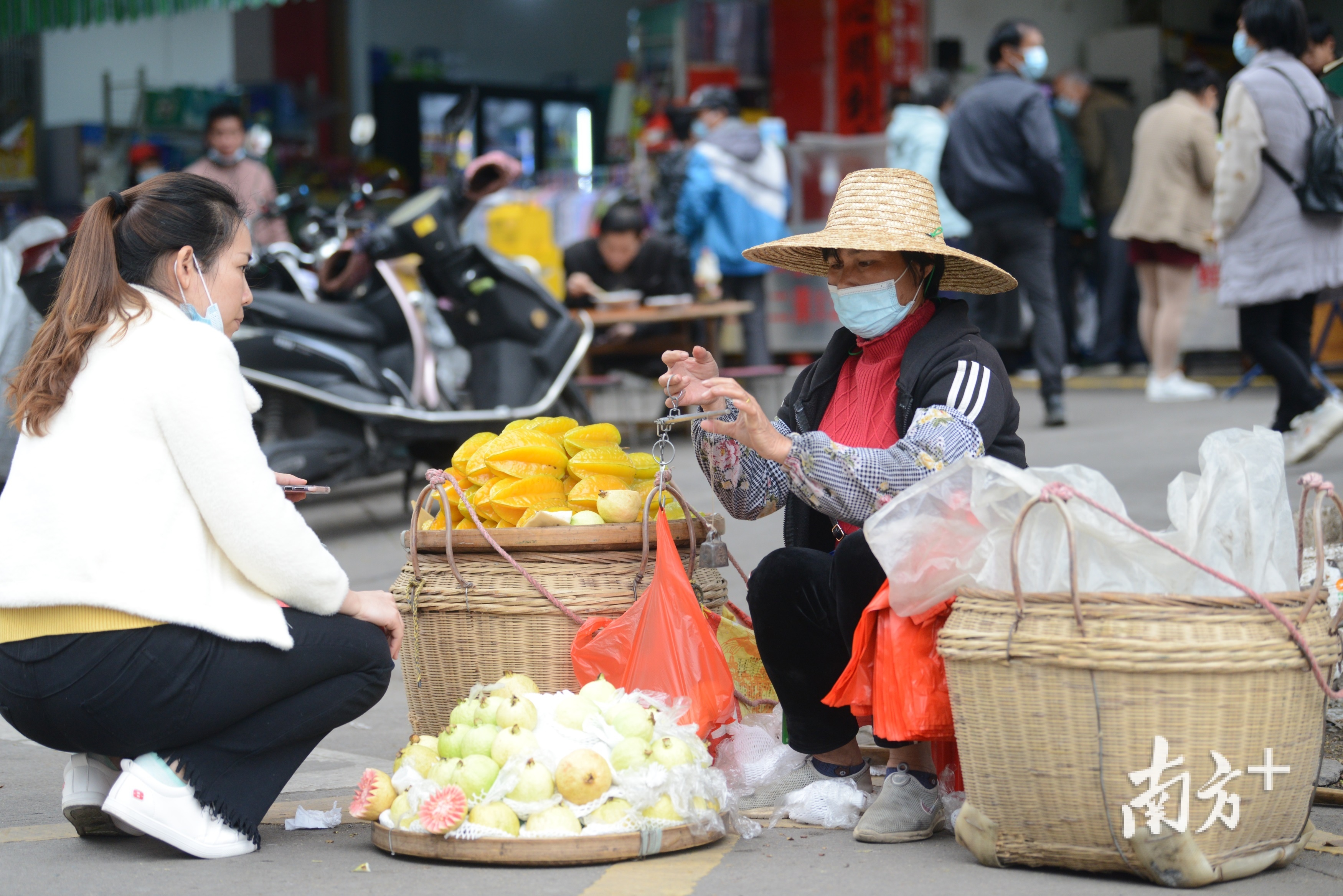 “担担军”罗海燕在广西玉林市摆摊，售卖几小时前刚采摘的阳桃、番石榴。