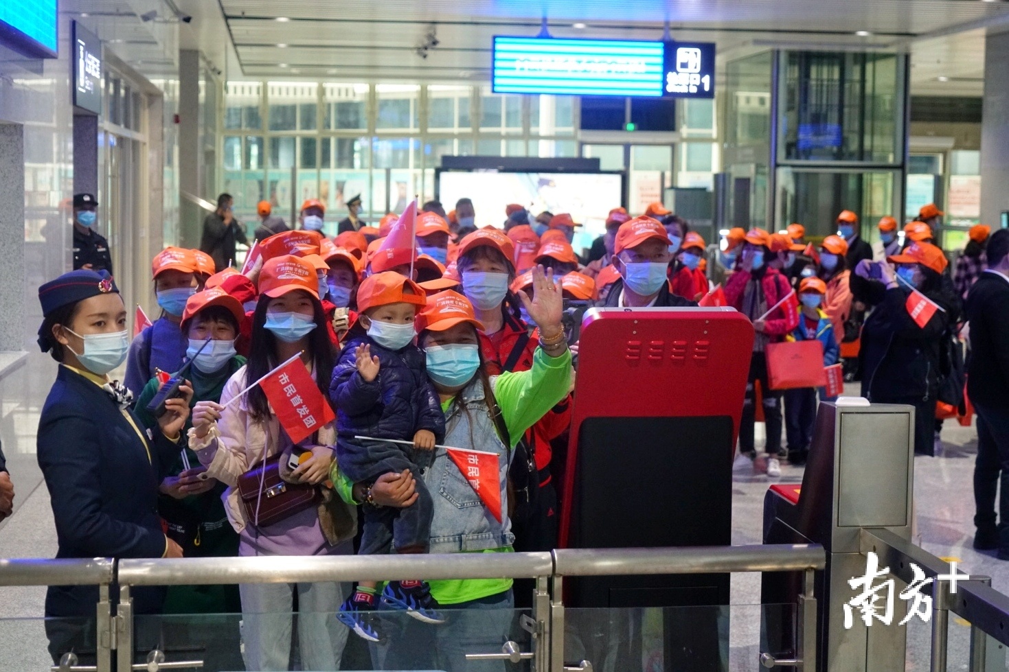200名“尝鲜”的清远市民搭乘一辆广清城际列车，从清城站前往花都站，最终抵达广州白云机场。梁素雅 摄