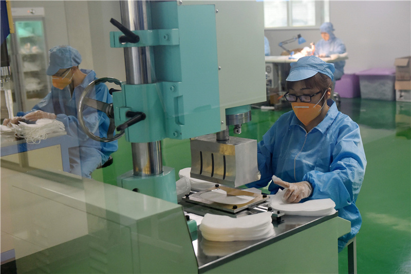 惠州市科近离子膜材料研究院内，工人在争分夺秒的生产口罩。