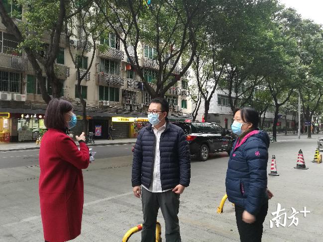 现场调查与疫情分析组组长康敏在开展流行病学调查