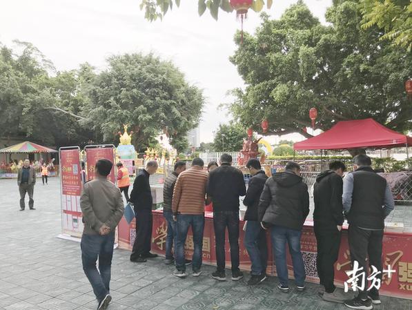 “学习强国”学习平台推广使用活动现场吸引了不少群众的目光。