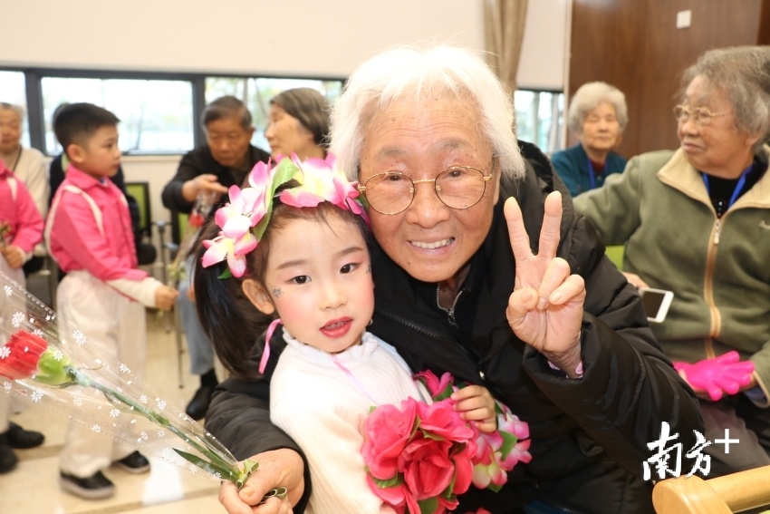 三八节时，老人与孩子一起庆祝节日