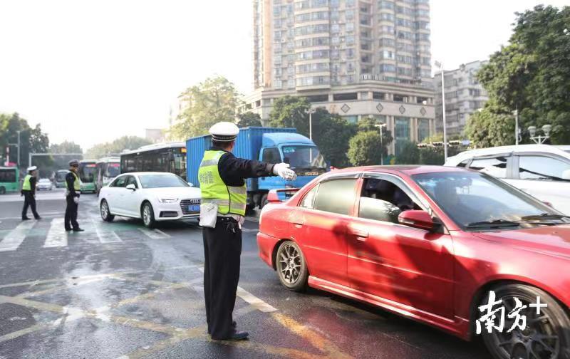 禅城交警在疏导交通。 禅城公安供图 禅城交警在疏导交通。 禅城公安供图
