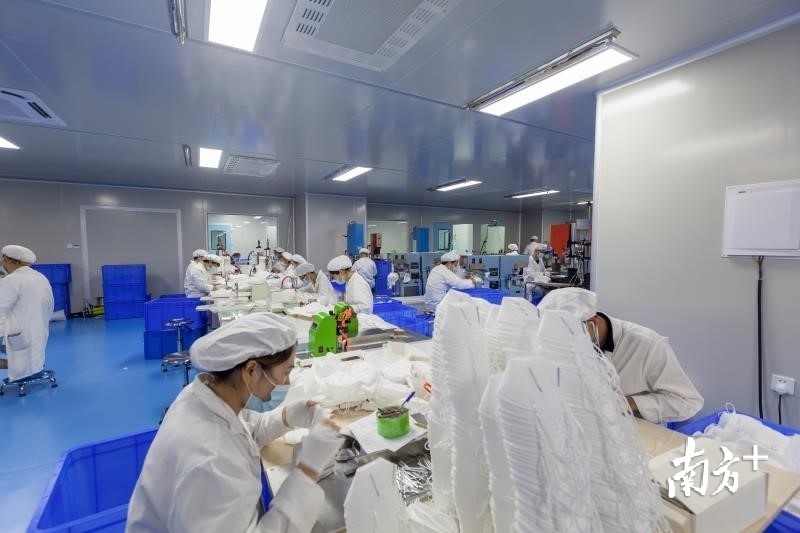 柏堡龙无菌车间里，员工正在生产用于出口的防疫物资。