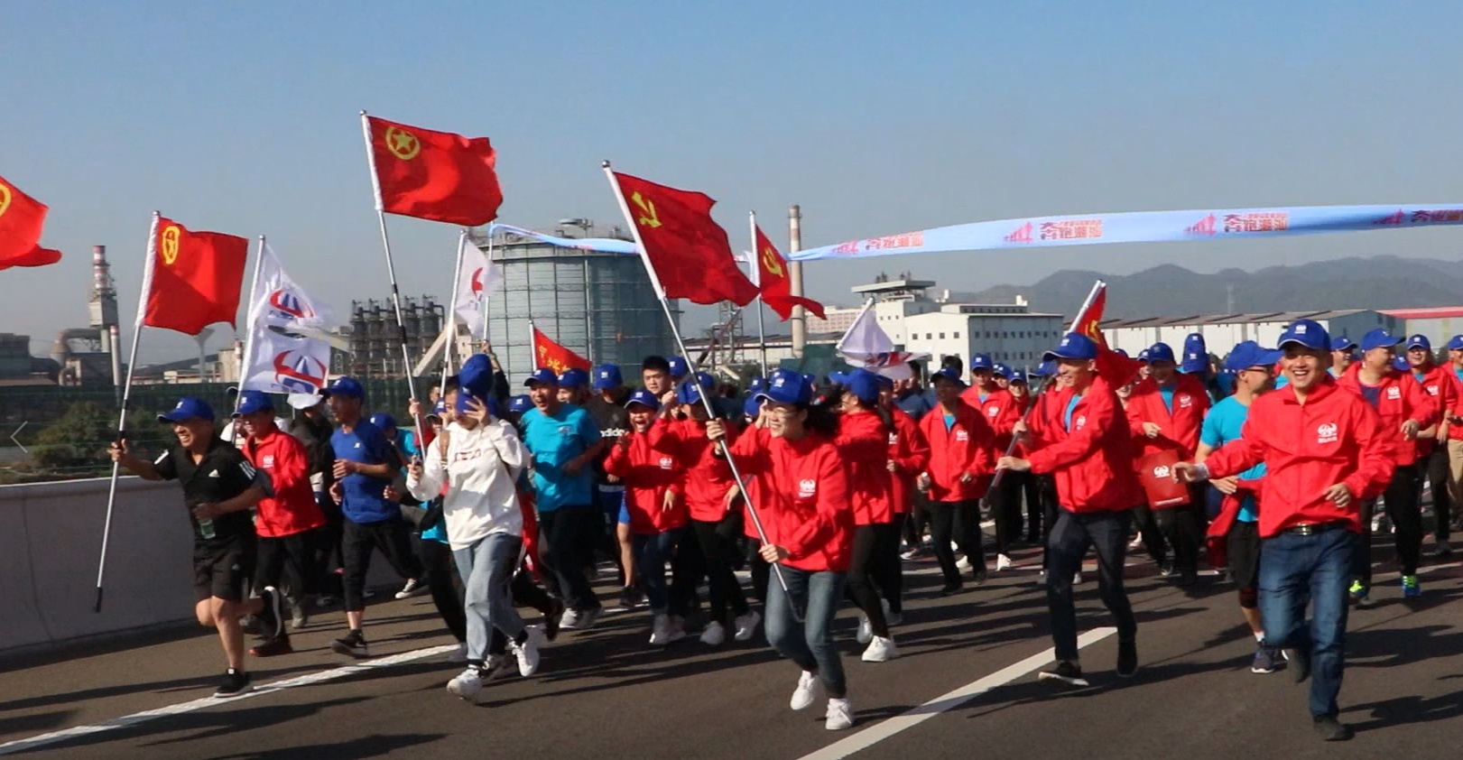 潮汕环线高速举行迷你马拉松。