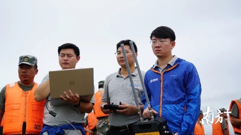 云洲技术人员的岸边远程操控水情监测无人船前往目标水域进行监测作业