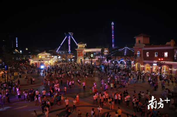 下午16时-晚上21时是顺德欢乐海岸PLUS游客入园高峰期。欧阳少伟摄 下午16时-晚上21时是顺德欢乐海岸PLUS游客入园高峰期。欧阳少伟摄