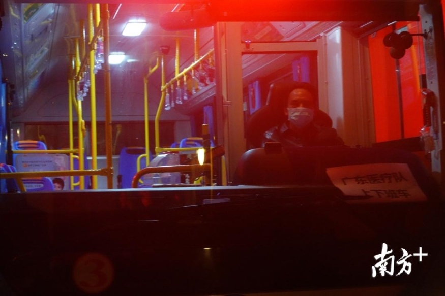 公交车司机接送广东医疗队员上下班