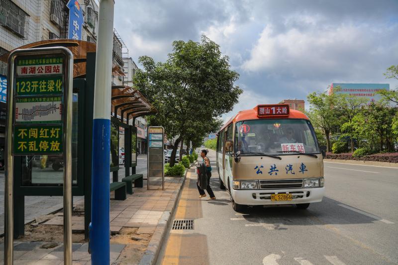 阳西县138个行政村全部开通客运班线，打通了“最后一公里”。