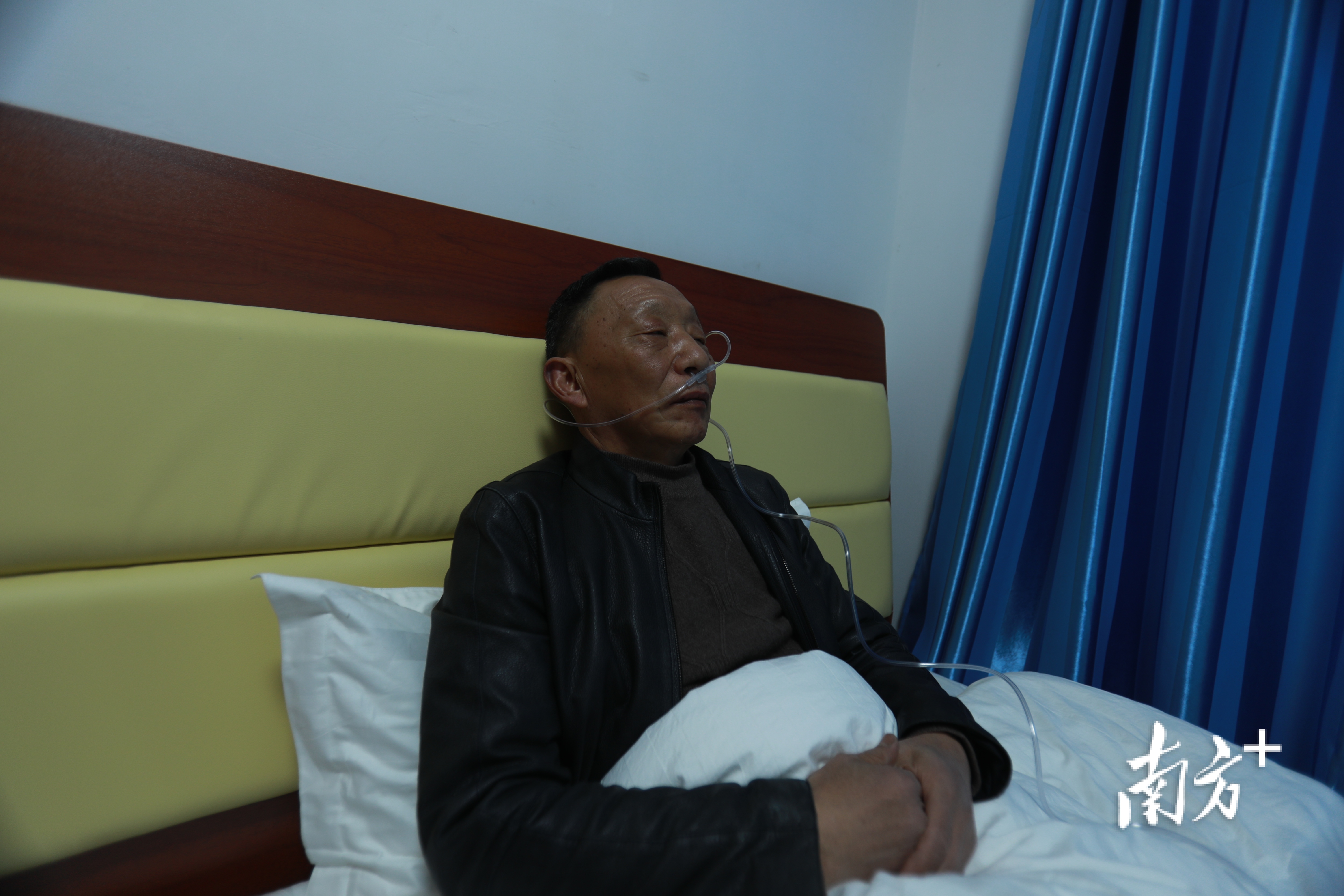 谢降平在赛图拉镇休息时，输氧缓解高反。
