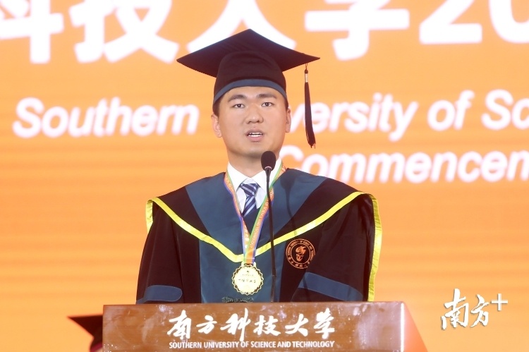 本科毕业生代表郑金涛表示，将带着使命从“芯”出发，立志为中国的芯片事业作出南科人应有的贡献。