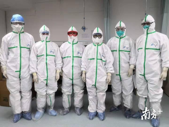 广东中医医疗队队员到汉口医院开展中医诊疗。