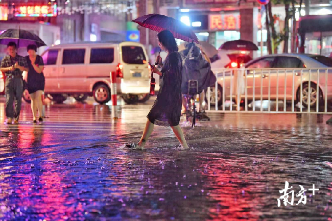 佛山普君北路，暴雨让部分路段出现水浸街，途径市民不得不涉水而过。南方+记者 戴嘉信 摄