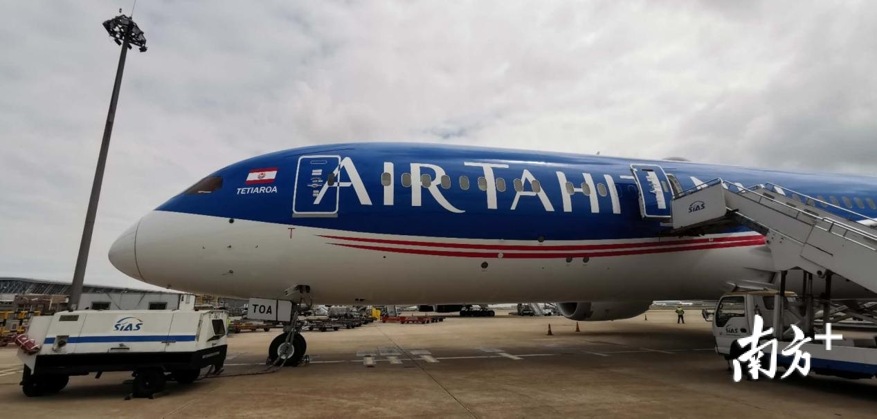 满载医疗物资的专机自中国飞抵斐济南迪国际机场。