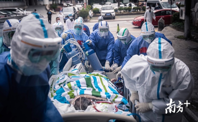 3月11日，荆州市中心医院，广东医疗队员们齐心协力转运病人，准备为其拍摄CT。
