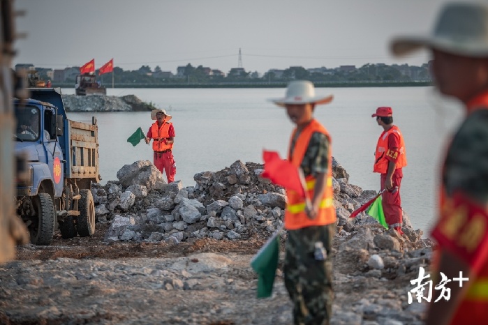 7月14日，鄱阳县昌洲乡中洲圩，抢险队正加紧决口封堵决口。